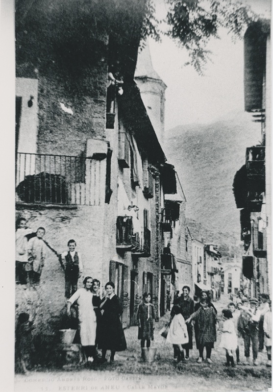 Postal. A buscar l'aigua a la font. Font situada a la cantonada de Casa Corbera al carrer Major.