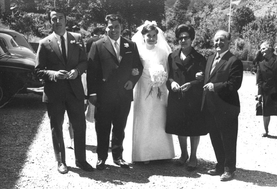 Casament de Carmen Cortina Juanmartí amb Josep Boneta a València d'Àneu. Els nuvis amb la família Cortés.