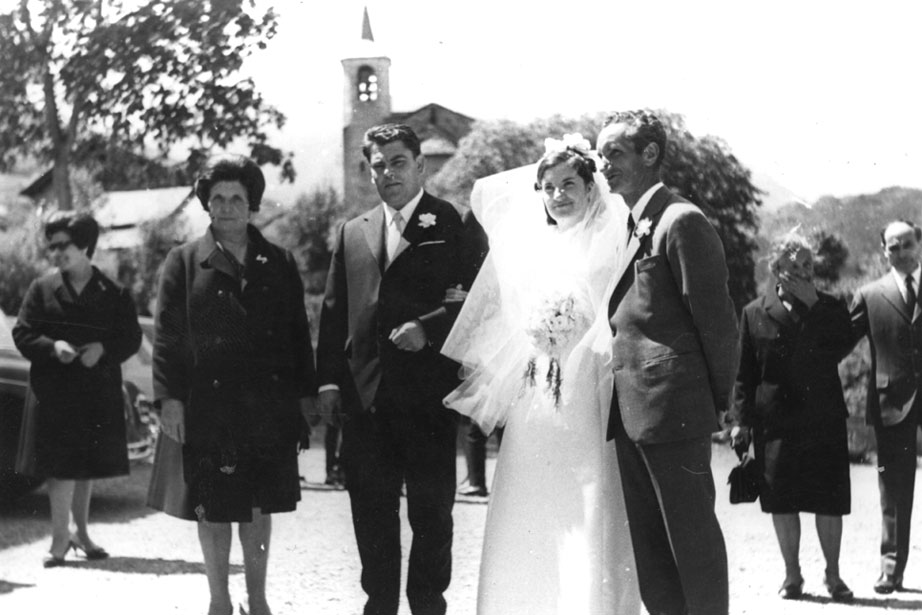 Carmen Cortina Juanmartí amb els seus pares el dia del seu casament.