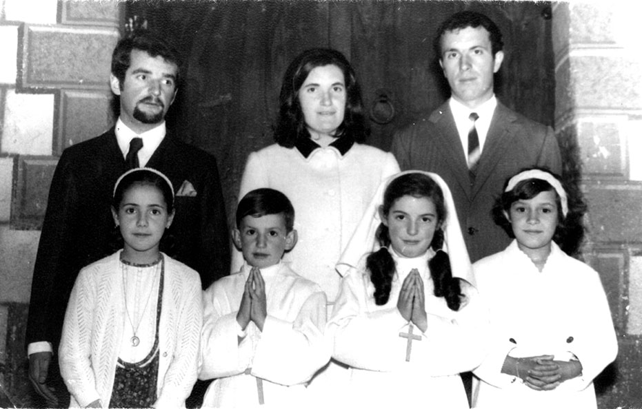 Primera comunió. Personatges: Adults: Joan Cortina Juanmartí, Anna Cortina Juanmartí i Pepito Cortina Juanmartí. Nens: Gemma Garrabou, Carlos Cortina, Marta Cortina i Dolores Ribera.