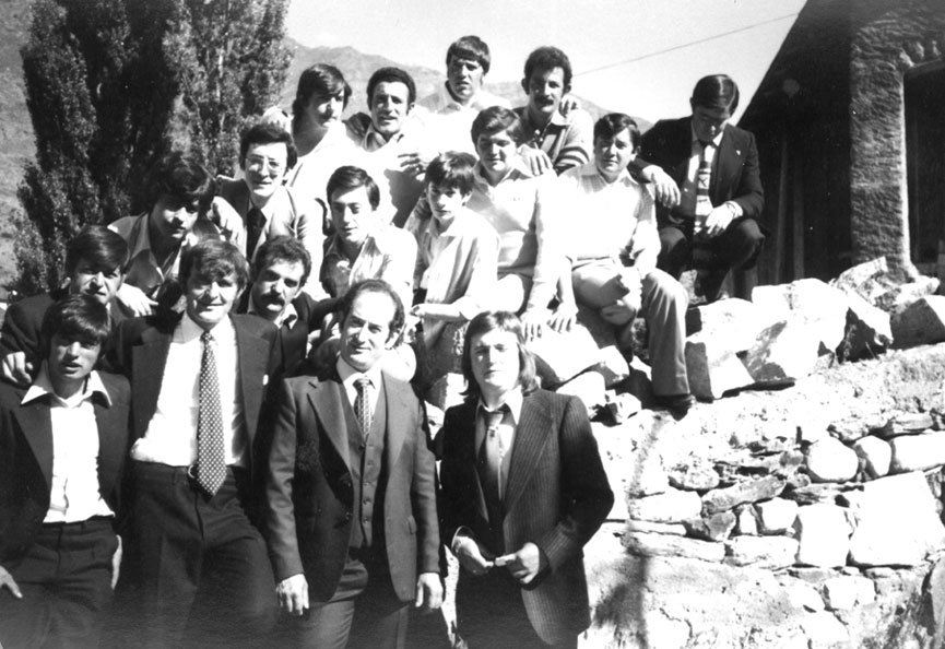 Nois de València d'Àneu. D'esq. a dreta i des de dalt: Carlos Cortina, Jordi Farré, Manolo Barba, Manolo Moga, Antonio Costa, Josep Serra, Josep d'Antequera, Cahisa, Joan Soldevila, Josep Maria Soldevila, Quim Llena, Campaner, Ton D'Iguan, Joan Cortina, Andreu Moga, Gabarró, el nuvi, i Cisquet Cortina.