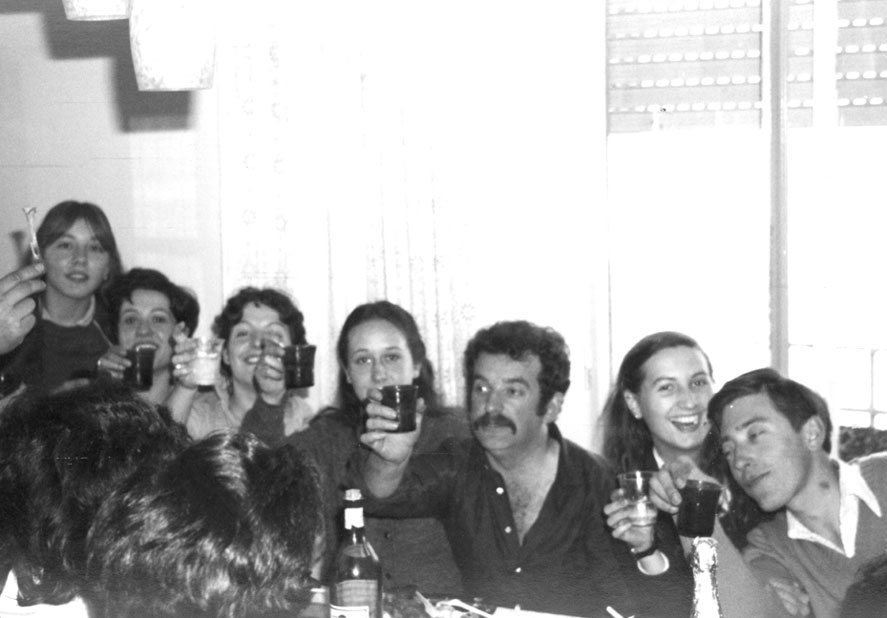 Personatges d'esq. a dreta: Olga Foro, Pilar de Godovi, Marta Cortina, Flor Bruna, Joan Cortina, Roser Ramon i Josep Serra.