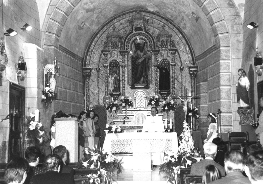 Primera comunió d'Anna Cortina a l'església de Sant Andreu. 