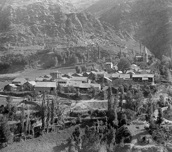 Vista general d'Isavarre, des del camí de Sorpe, amb l'església al capdamunt. (Trenta anys després la morfologia urbana ha començat a variar tímidament).