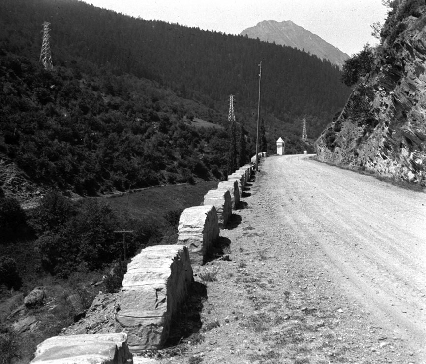 Carretera del Port de la Bonaigua, construida el 1922, amb els característics malecons i l'oratori de Sant Antoni, erigit per Casa Armengol de Sorpe, en agraïment al Sant per salvar dos bous que van caure a l'esbalç.