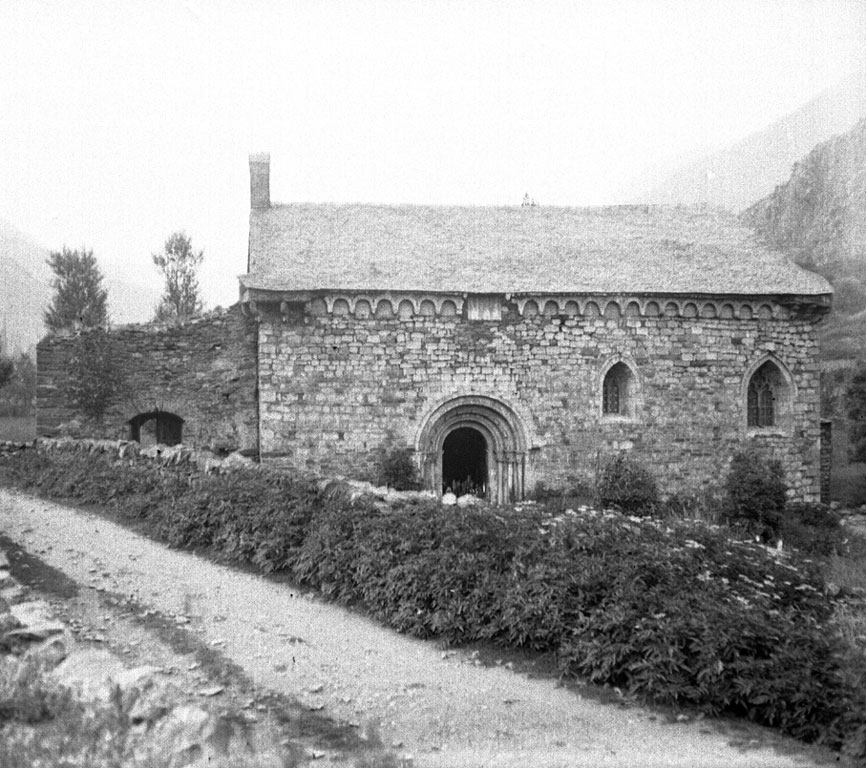 Església de Sant Joan d'Isil a cinc-cents metres del poble.