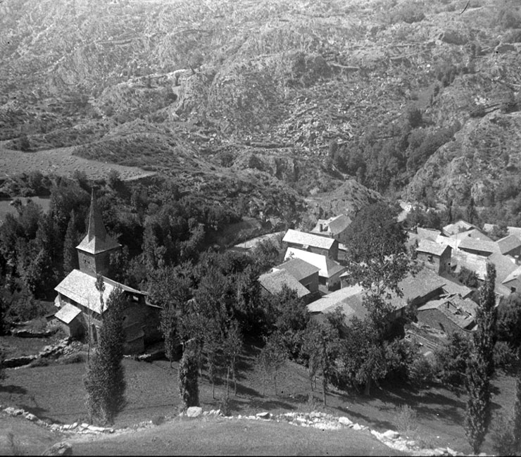 Vista parcial d'Isavarre i l'església de Sant Llorenç.