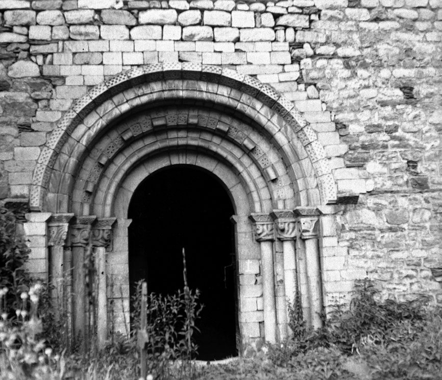 Portalada romànica de l'església de Sant Joan d'Isil. 