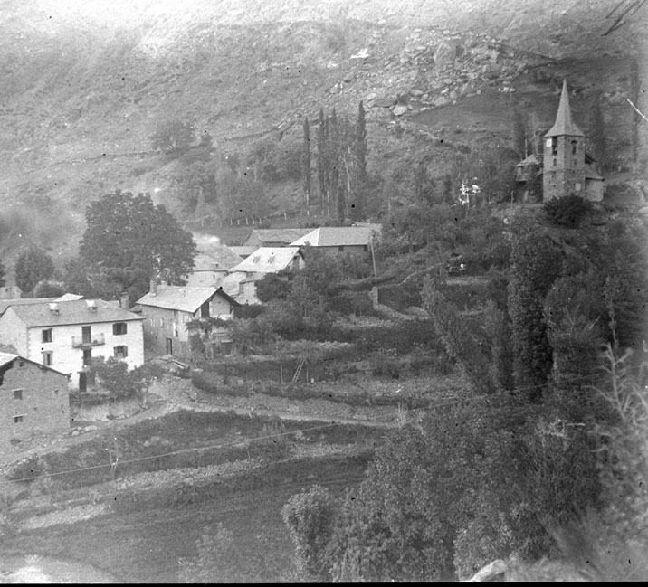 Panoràmica enlairada d'Isavarre. En primer terme Sant Llorenç, un punt separada del poble.