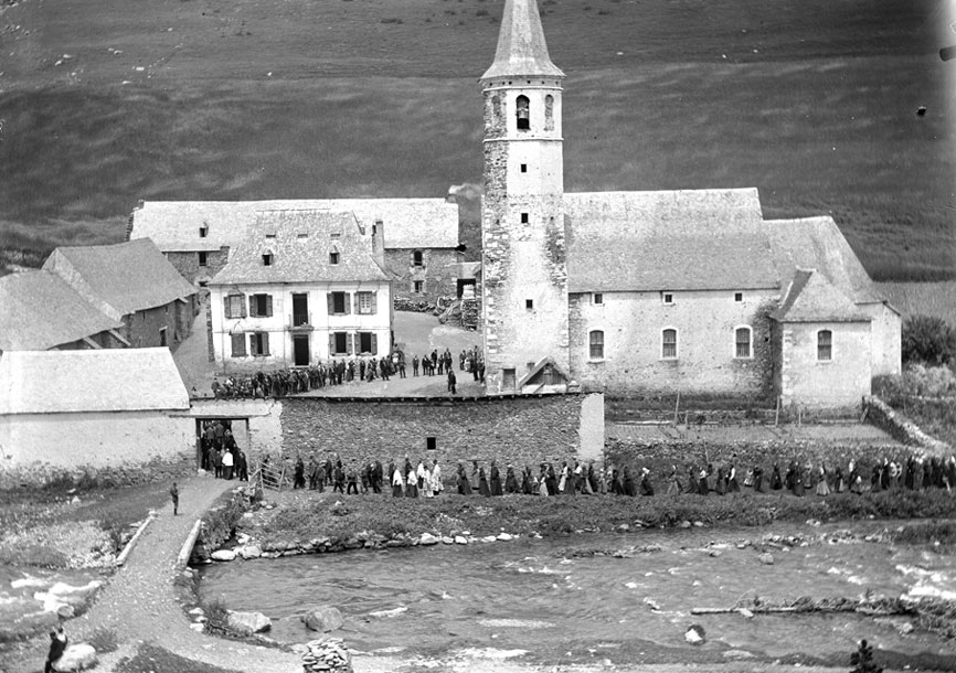 Montgarri de Damont o de l'Hostal el dia de l'aplec 2 de juliol, després de la benedicció del terme. La gent espera que els sis sacerdots concelebrats de la missa entrin al recinte.