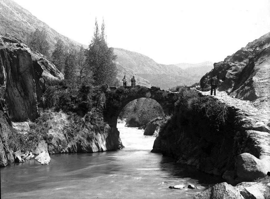 Pont de pedra al camí d'Isil i que mena de Borén a Àrreu. Potser el rector baixa de dir missa d'Àrreu. 