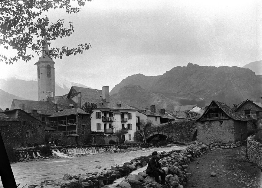 Vista parcial d'Esterri: hi destaquen casa Sansi, l'església de Sant Vicenç, l'antiga Casa el Tort i el pont de pedra.