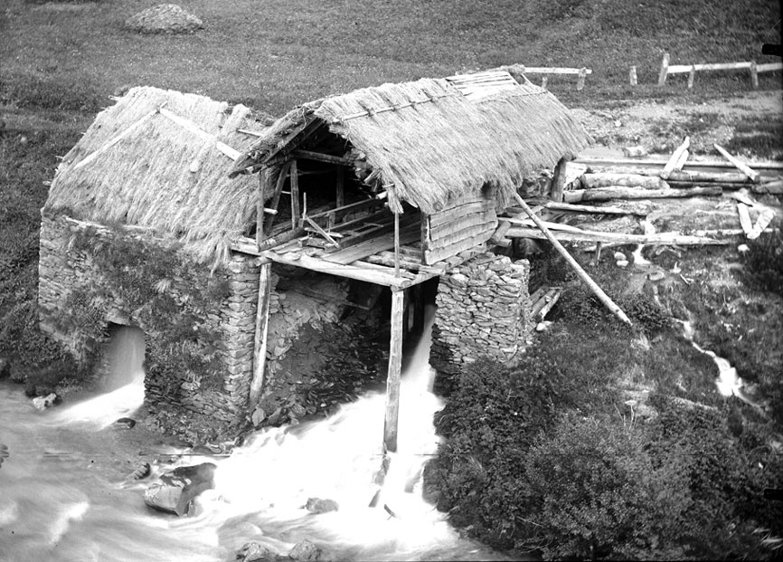 Serradora i mola de Montgarri de Damont., empeses per la força natural de l'aigua.