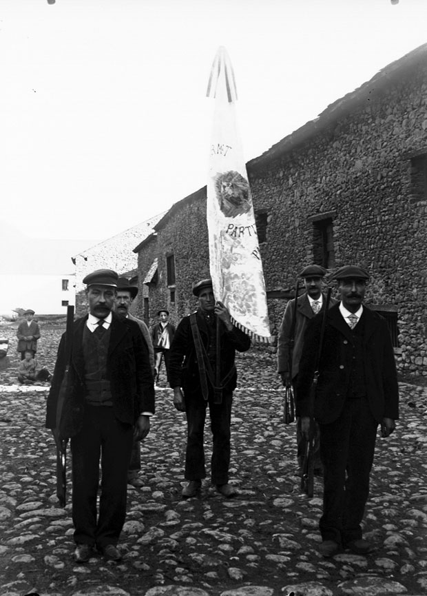 Estendard del somatent camí del sols de l'Areny per fer-se la foto coral. Al costat del banderer, s'hi veuen Morelló i Pradera. 