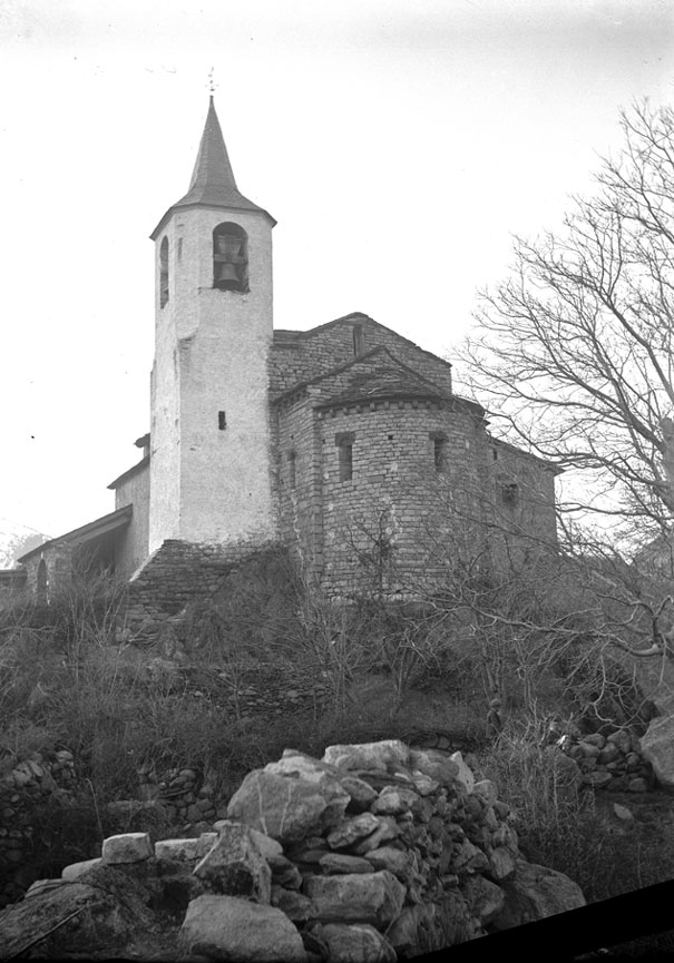 Senyorial imatge de l'església parroquial romànica de Sant Andreu.