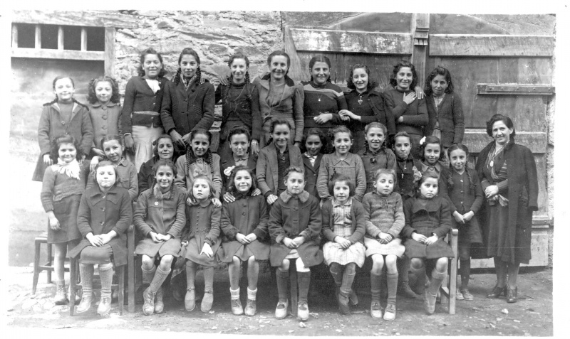 <p>Grup escolar any 1943 D'esq. a dreta fila de baix: Desconeguda, Casa Cinto, Montse de Quiquén, Carmen Serís, Gene Civat, Conxita Castellarnau, Maria de Casa Escolà, Roser Montaner. 2ª fila: Antonieta Mir, Irene Ricarte, desconeguda, Montserrat Mir, Lurdes Carrera, Conxita de Tomeu, Pepete de Fusteret, Nuri Mir, Assumpció de Quiquén, Conxita Morelló, Conxita de casa LLorenç i Carmen de Serraller. 3ª fila: Pepita Roquet, Nuri Riart, Germana Fusteret, Maria Palí, Faustina Tomeu, desconeguda, Montserrat de Manela, Rita Birbe, Conxia de Piulo, Maria Castellarnau. Mestra: Srta Felisa.</p>