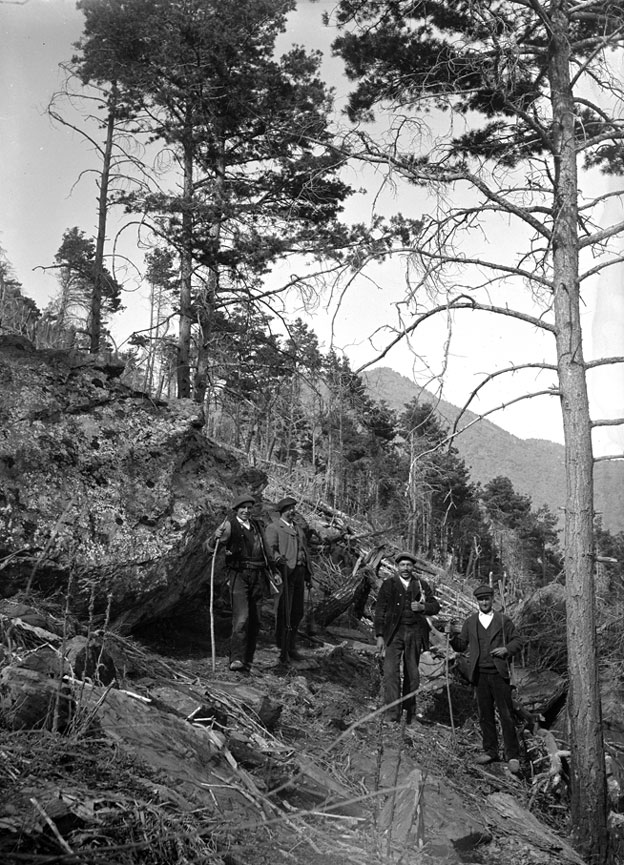 <p>Corbera d'Esterri i un grup de companys caçadors, amb la panxa plena i l'escopeta al coll, a punt de reemprendre la feina.</p>