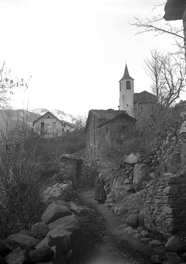 València des del carrer Vell, avui del Castell. Al fons l'església parroquial de Sant Andreu.