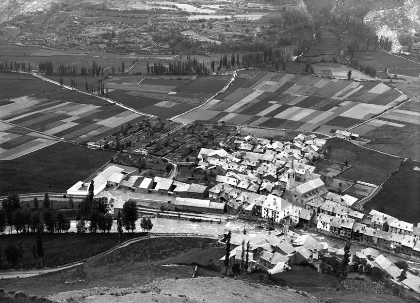 Vista parcial d'Esterri d'Àneu des del Sequer que arrenca de l'actual edifici de l'Ajuntament i ens projecta cap a ponent i el sud.