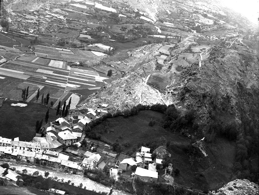 Imatge complementària de l'imatge anterior, nº4816. S'hi observa la zona de Casa Carrera, l'estructura amb espadanya de la primitiva romànica de Sant Vicenç i el camí vell de València curull de troncs.