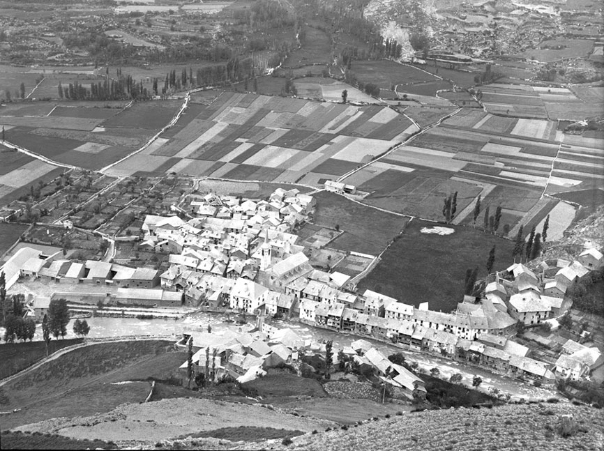 Panoràmica quasi general d'Esterri d'Àneu des del Sequer. Ens hi falta el sector de casa Carrera.