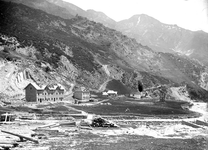 Construcció dels edificis de l'explotació forestal de Bonabé i de les torres que s'escampen camí de Salau, punt de destí de la fusta. Fou una companyia francesa màtussière et Forest, que es va instal·lar l'any 1903, en aquesta zona anomenada Perosa. Aquesta va funcionar fins el 1921 i va aconseguir transportar cap al poble de Salau prop de vuit-cents mil metres cúbics de fusta, abans de clausurar per esgotament del bosc.