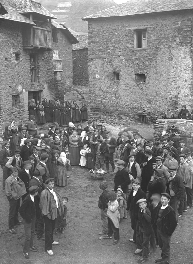 Plaça d'Isavarre la diada de Sant Antoni, el 17 de gener, just en el moment de procedir a la tradicional subhasta de caretes i peus de porc.