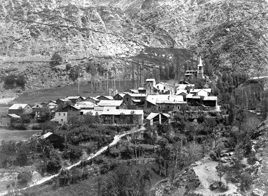 Isavarre des del camí de Sorpe. Sant Llorenç domina el conjunt i s'aprecien encara, la de l'esquerra ensorrada, les torres de Casa Visa.