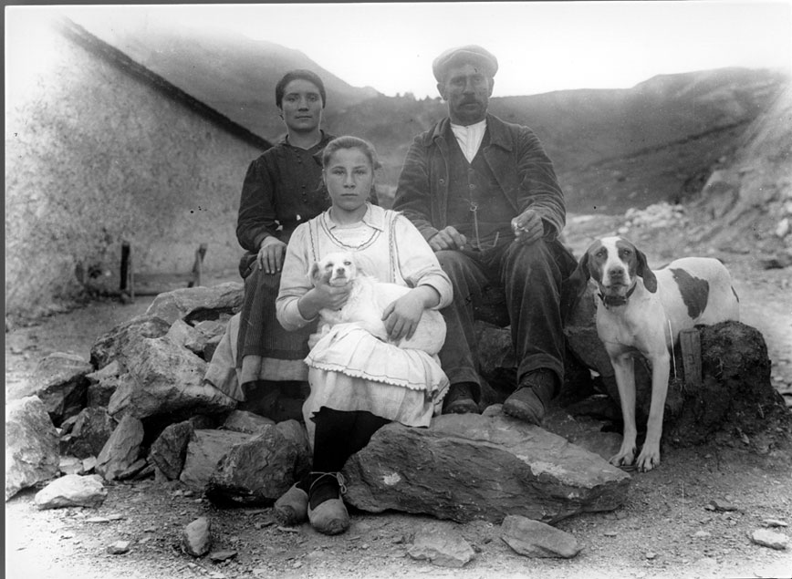 Empresari de les obres de la carretera de València d'Àneu, Mingo, amb la família i els gossos.