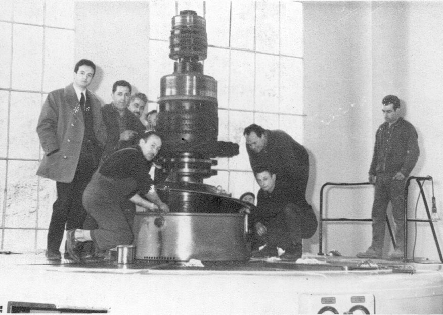 Treballadors de la Companyia a la Central d'Esterri arreglant la turbina.