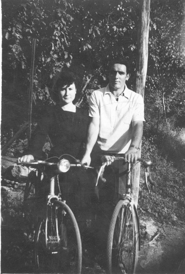 Maria Ticó i Isidro Blasi (cosins), passejant en bicicleta.