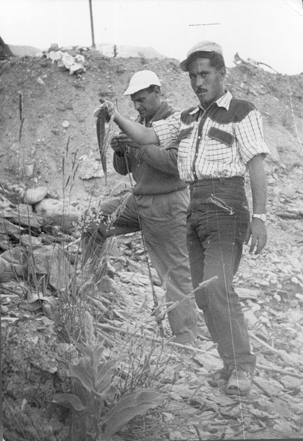 Antonio Barberan (en primer pla) i Manel Garrabou (en segon pla) pescant truites al pantà de la Torrassa. 