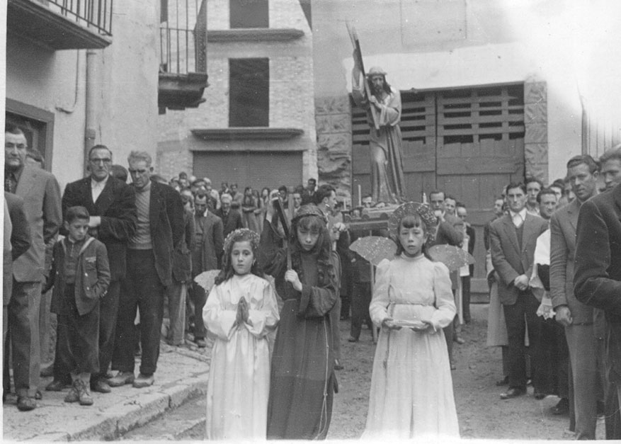 Processó de Setmana Santa al cap de la vila. Nenes del davant d'esq. a dreta: ?, ? i Ramoneta de Maçano. 