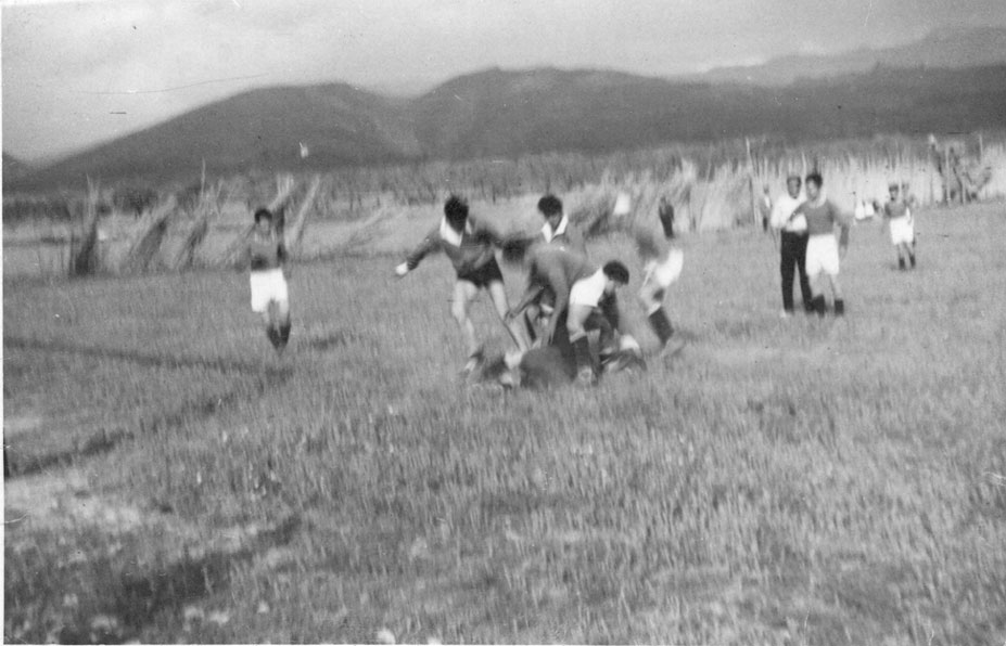 Equip de futbol d'Esterri jugant un partit a Isona (empat a 1).