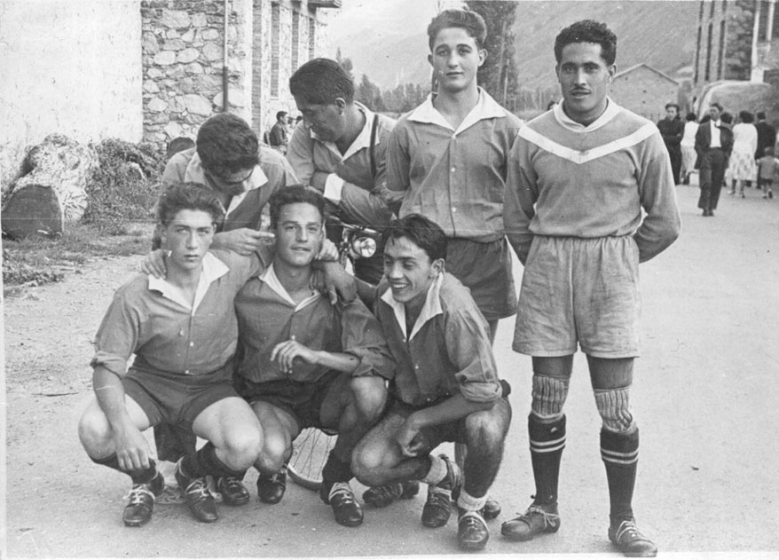 Equip de futbol d'Esterri. Personatges d'esq. a dreta:
Drets: Isona, Pascual Barberan, Josep Tarrado i Antonio Barberan.
Ajupits: Antonio de Casa Maçano, Josep Maria Cortés i Ausets.
En un partit a Esterri. 