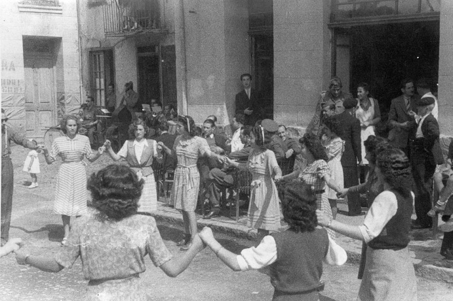 Festa major d'Esterri. Ballant sardanes al davant de Casa Ton i Casa Justench. Montserrat Cases (primera per l'esqu.) i Palmira Cases (tercera per l'esqu.).