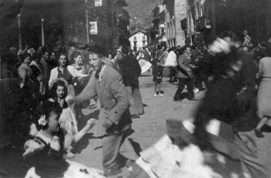 Festa major d'Esterri. Ball de l'Esquerrana al carrer Major.