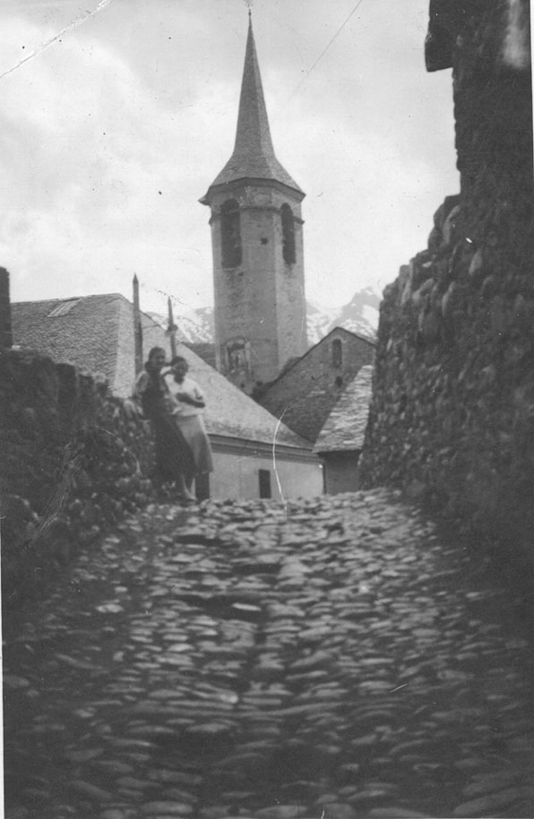 Pont d'Esterri. Palmira Cases i?. Al fons el campanar de l'església parroquial de Sant Vicenç d'Esterri.