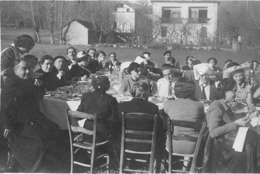 Casament de Francisco Cases i Maria Cervós al prat de La Guingueta. Personatges a la fila de l'esqu.: mossèn Manel Pegullà, Palmira màrquès, Francisco Cases, Maria Cervós (la núvia) i Francisco Cases (el nuvi). 