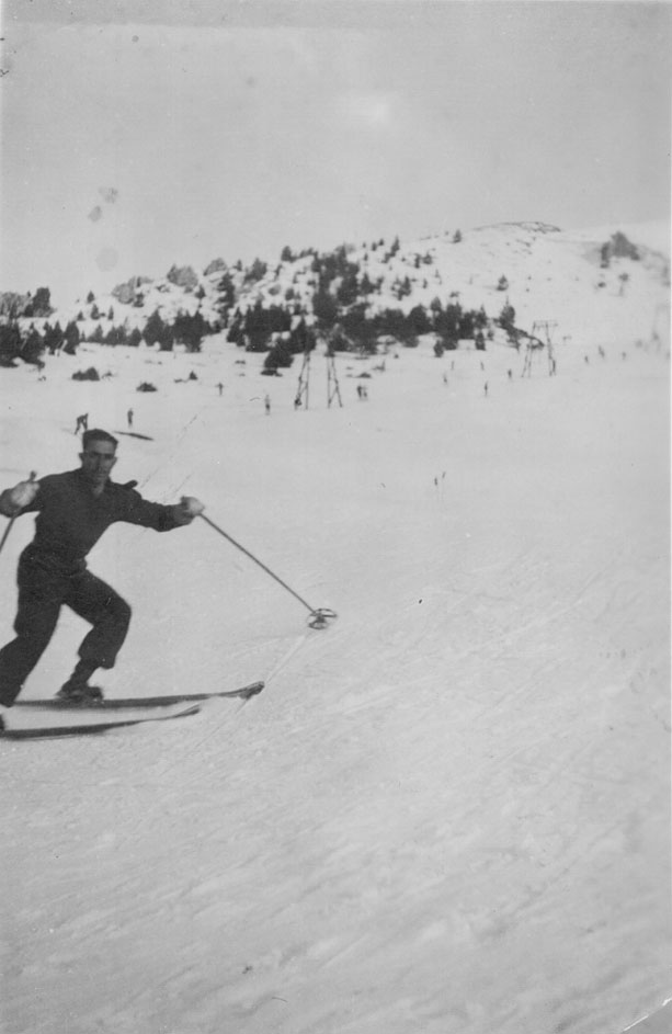 Francisco Cases esquiant a la Molina mentre feia el servei militar.