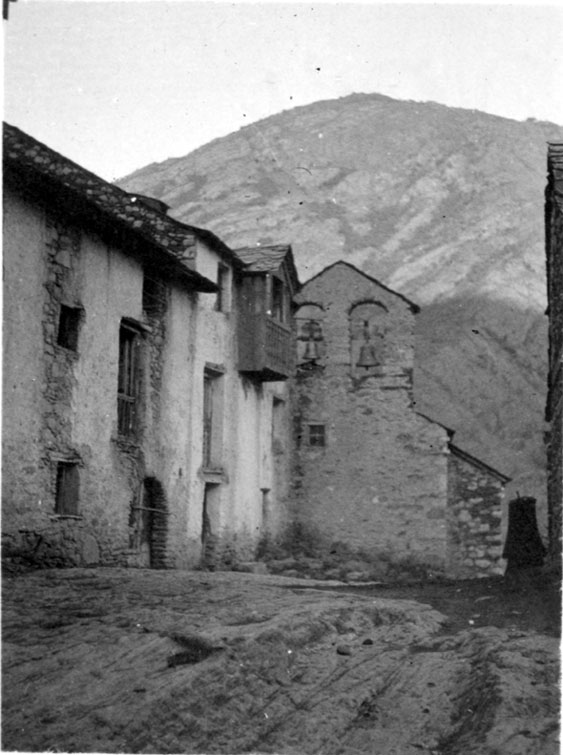 Vista del carrer principal d'Àrreu i l'església parroquial de Sant Serni al fons.