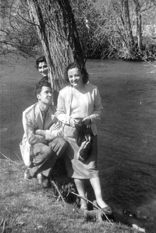 Darrera de l'arbre: Palmira Cases, al davant Joan Civat i Pepita Roquet de Casa Joanblau a Santa Maria d'Àneu.