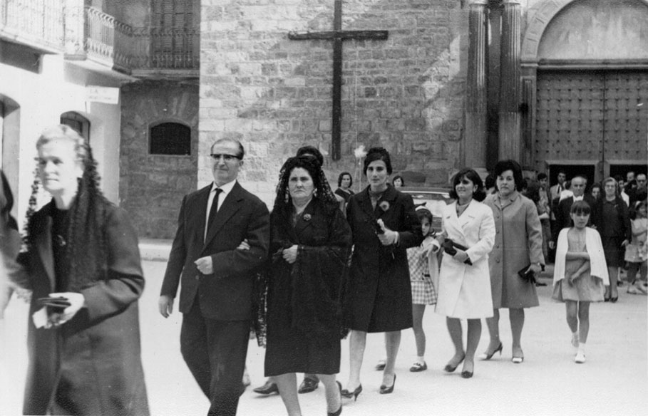 Casament de Ramon Solé i Pilar Roquet a Tremp. Al davant Antonio Solé Chandre i Rosa Bernat i al darrera Palmira Cases. 