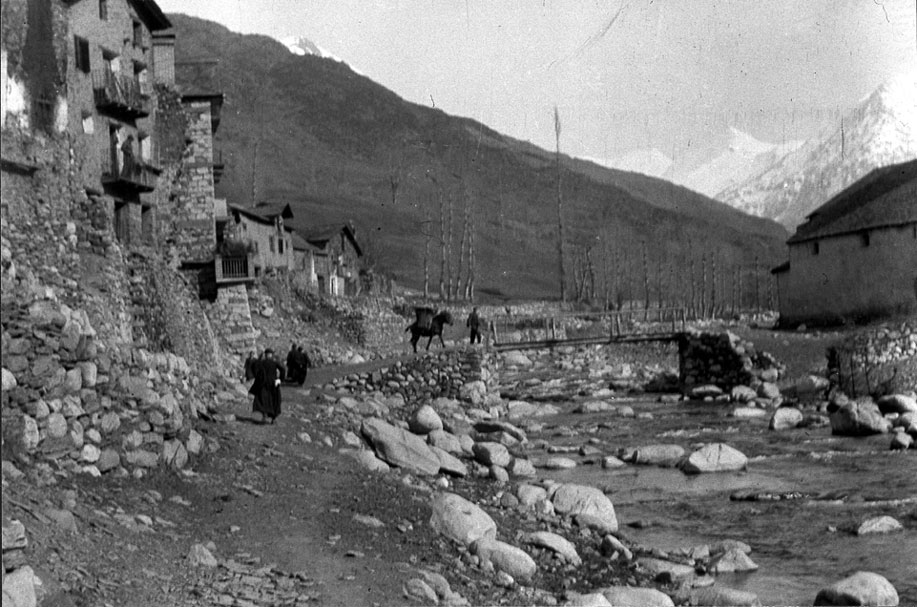 Vista dels efectes de la riuada del 1937 sobre la llera de la Noguera Pallaresa al seu pas per Isil.