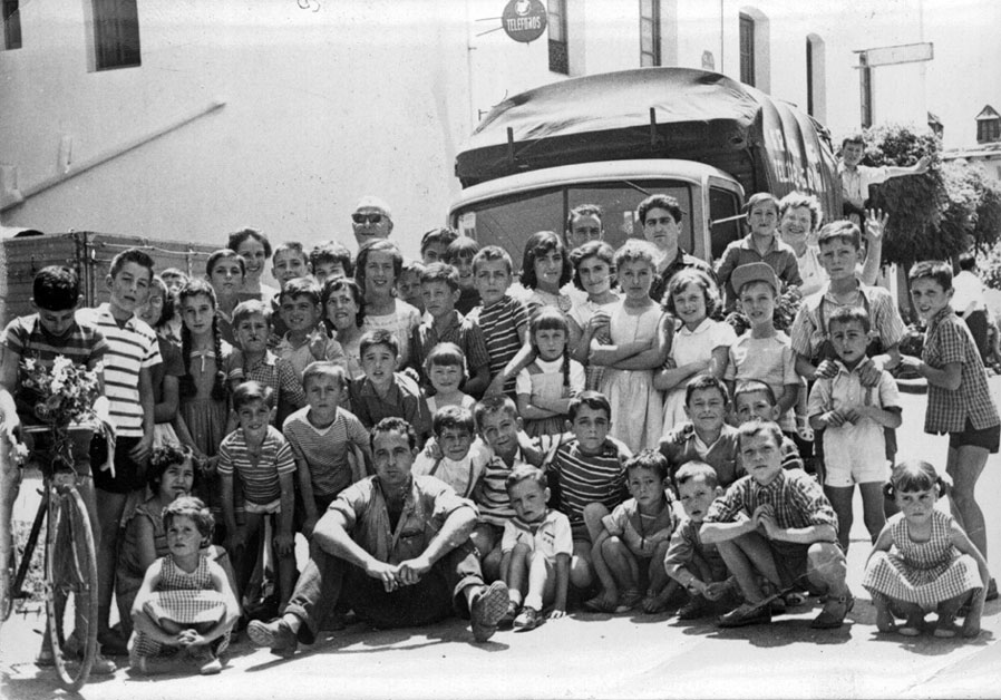 Grup de nens i nenes el dia de Sant Cristòfol, dia de la benedicció dels vehicles.