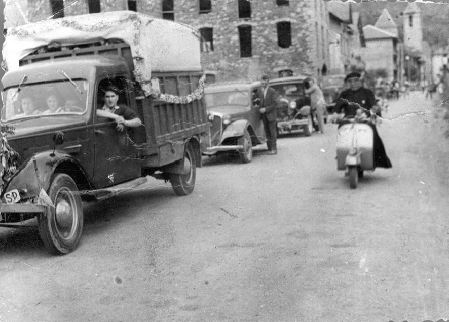 Dia de Sant Cristòfol, benedicció dels vehicles. A la moto, mossèn Manel Pegullà.