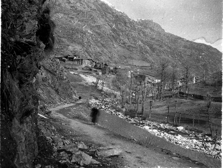 <p>Vista general d'Alós d'Isil, des del camí d'Isil.</p>