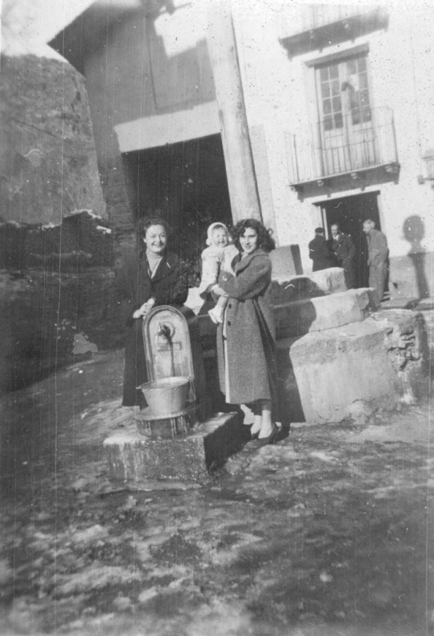 Palmira Cases a la plaça de la Creu amb Pepita de Gavàs.