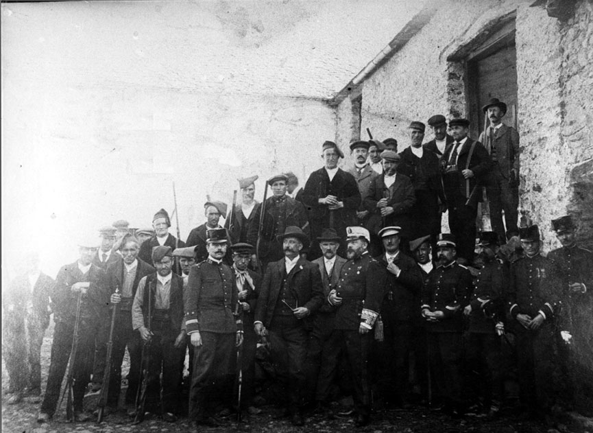 L'alcalde de Casa Corbera-Campi, Josep Campi, acompanyat d'autoritats militars i el sometent, al pujador del cobert de Casa Gallimó, a la plaça de l'Areny.