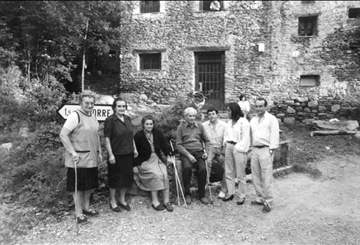 Família Constanza de Casa Cinto de Burgo al pont de l'entrada al poble. Al darrera, la rectoria.